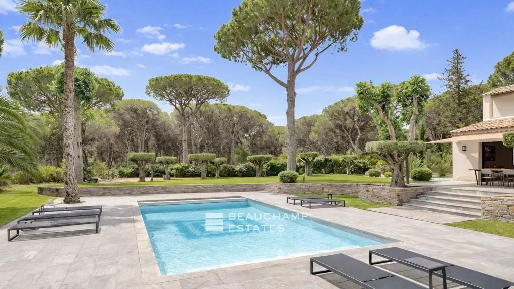 Contemporary Provençal property just a few minutes from the Pampelonne beaches