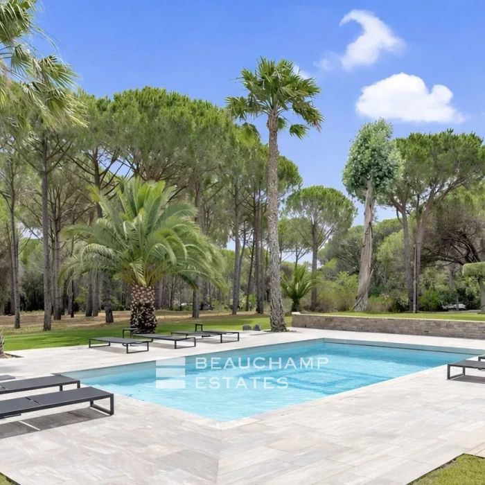 Contemporary Provençal property just a few minutes from the Pampelonne beaches
