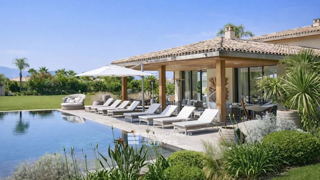 Contemporary villa in a private estate, within walking distance of Saint-Tropez town centre and the beach