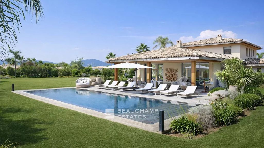 Contemporary villa in a private estate, within walking distance of Saint-Tropez town centre and the beach