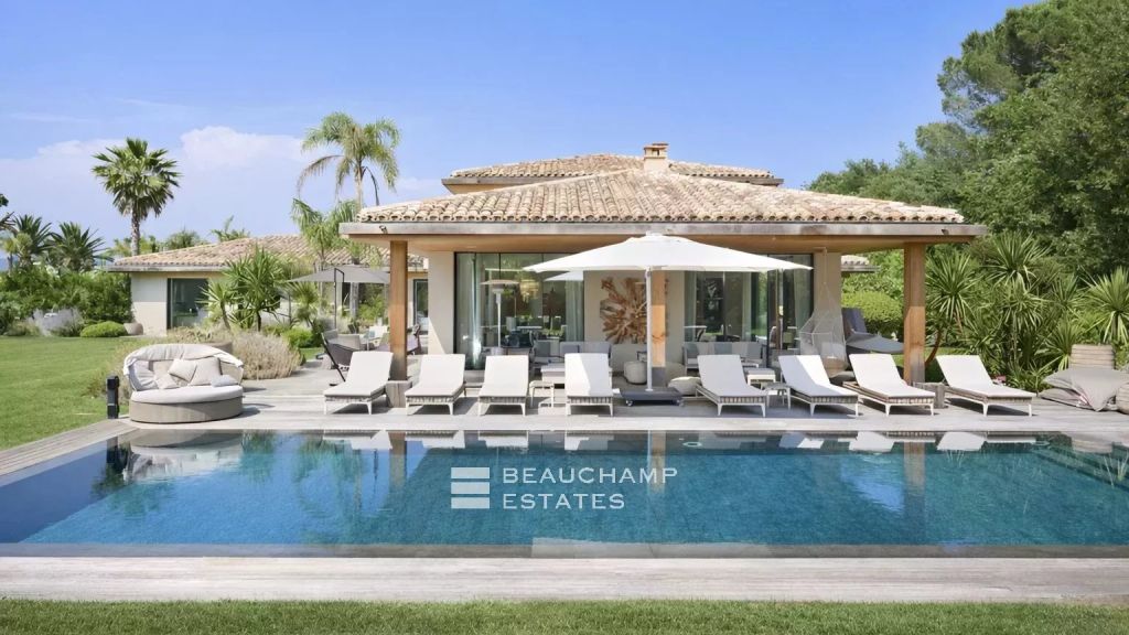 Contemporary villa in a private estate, within walking distance of Saint-Tropez town centre and the beach