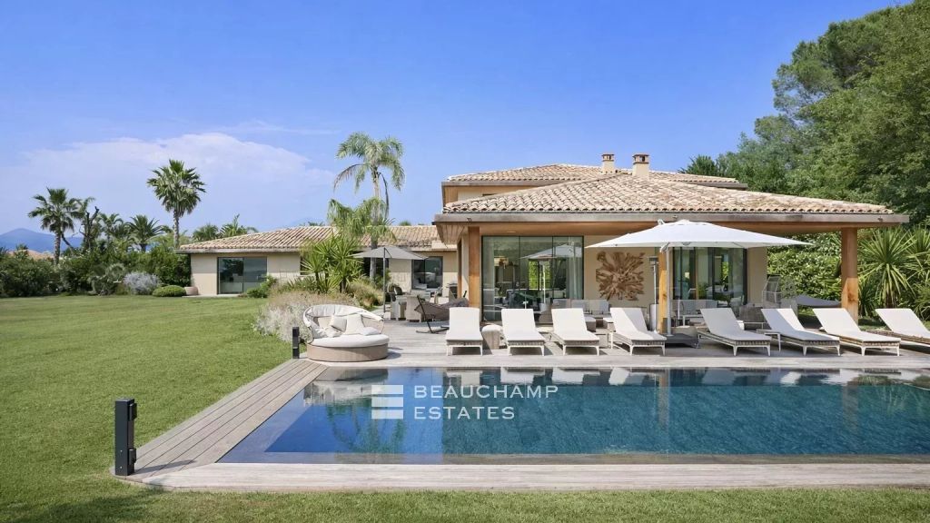 Contemporary villa in a private estate, within walking distance of Saint-Tropez town centre and the beach