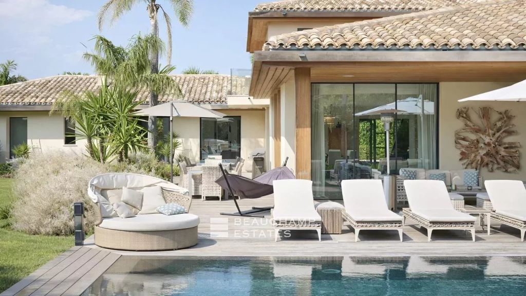 Contemporary villa in a private estate, within walking distance of Saint-Tropez town centre and the beach
