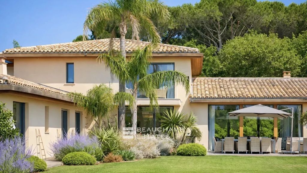Contemporary villa in a private estate, within walking distance of Saint-Tropez town centre and the beach