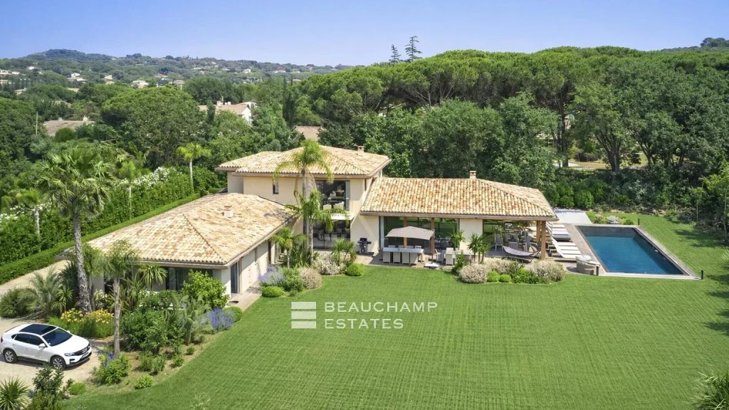 Contemporary villa in a private estate, within walking distance of Saint-Tropez town centre and the beach