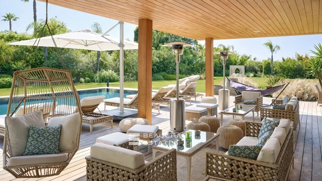 Contemporary villa in a private estate, within walking distance of Saint-Tropez town centre and the beach