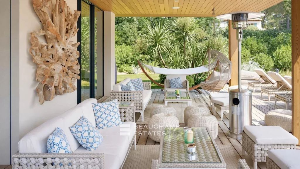 Contemporary villa in a private estate, within walking distance of Saint-Tropez town centre and the beach