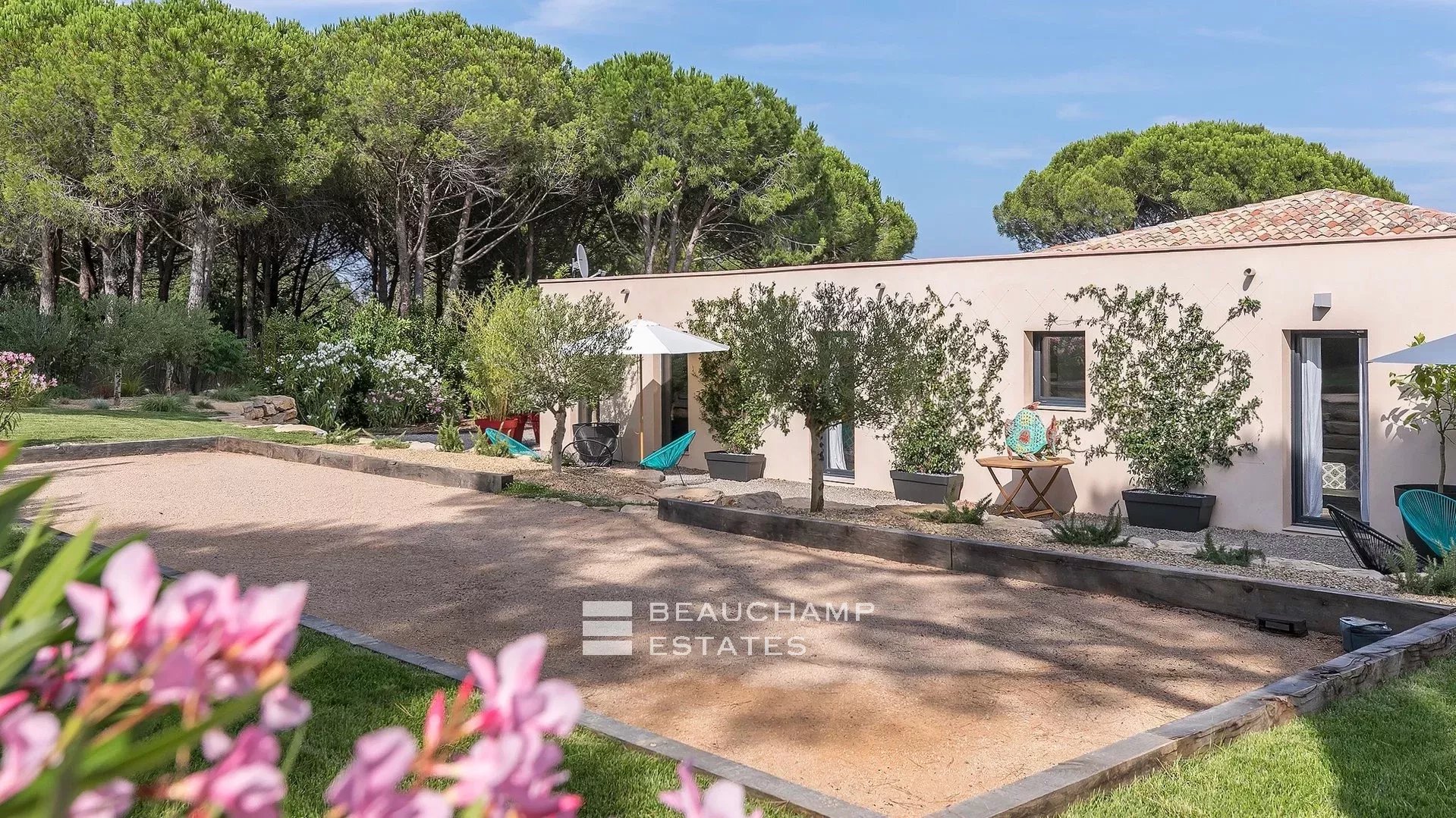 Contemporary villa just moments from the famous Pampelonne beaches Contemporary villa just moments from the famous Pampelonne beaches