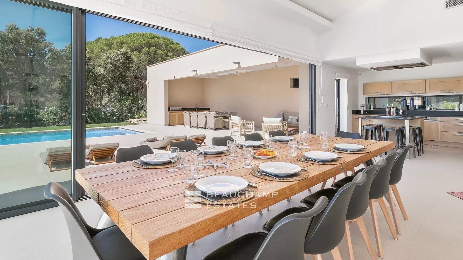 Contemporary villa just moments from the famous Pampelonne beaches Contemporary villa just moments from the famous Pampelonne beaches