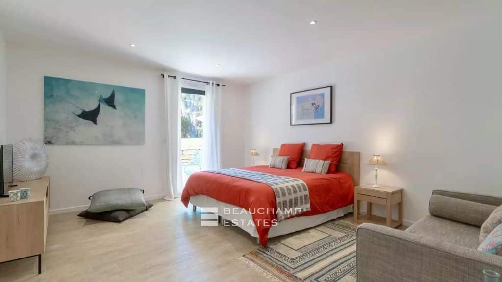 Contemporary villa just moments from the famous Pampelonne beaches