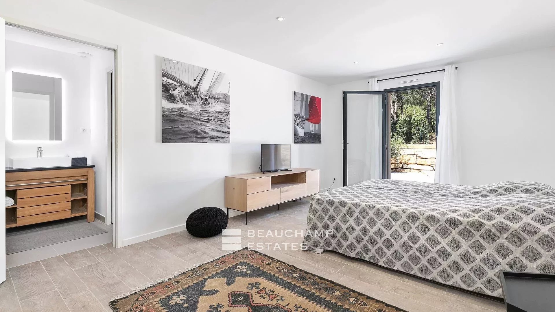 Contemporary villa just moments from the famous Pampelonne beaches Contemporary villa just moments from the famous Pampelonne beaches