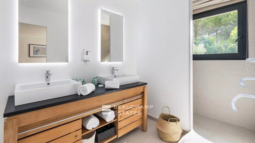 Contemporary villa just moments from the famous Pampelonne beaches