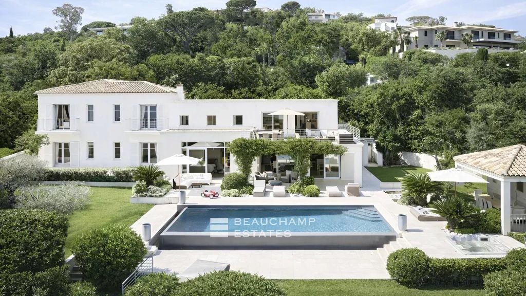 Contemporary villa offering panoramic views over the Bay of Saint-Tropez.