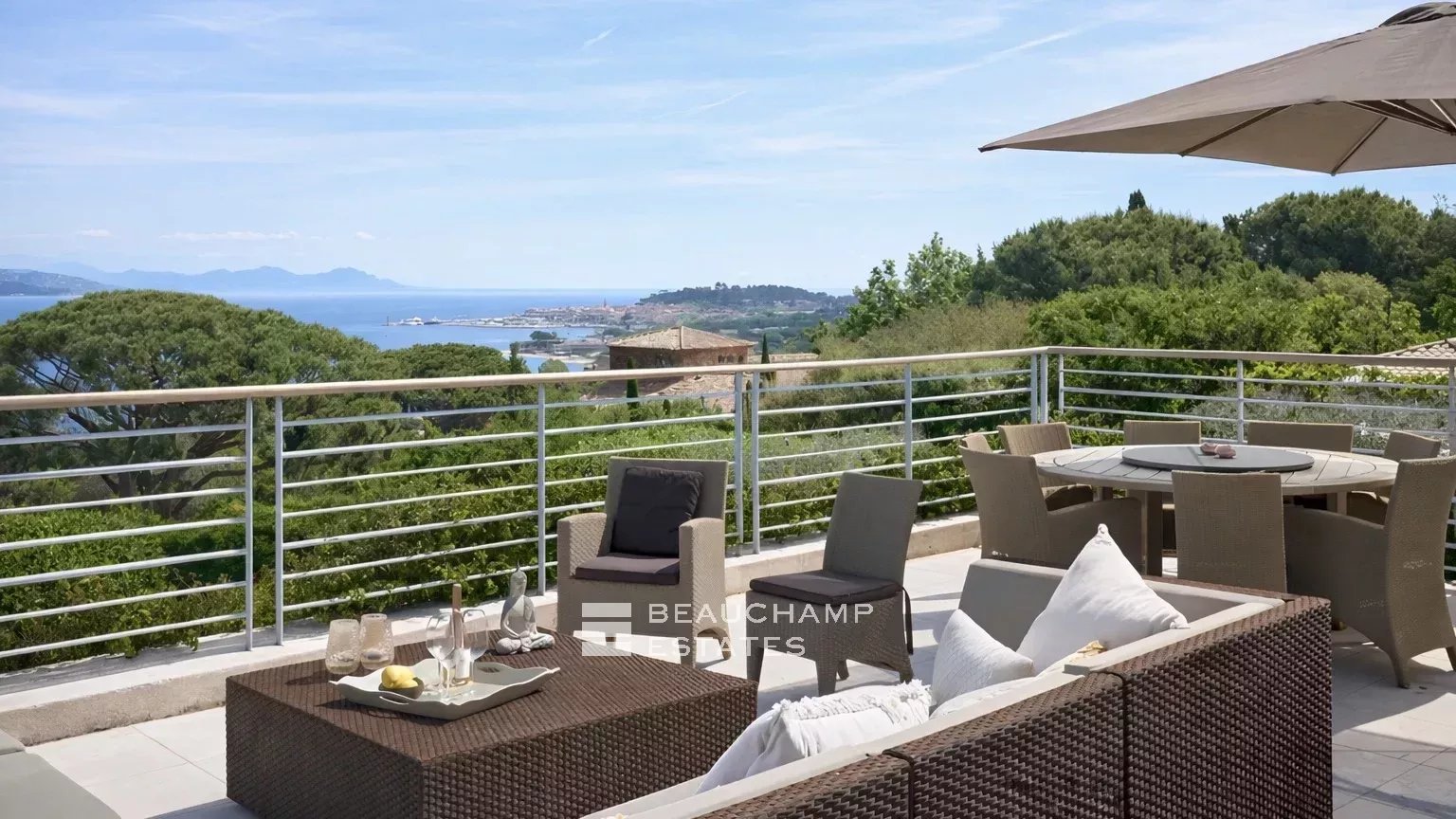 Contemporary villa offering panoramic views over the Bay of Saint-Tropez. Contemporary villa offering panoramic views over the Bay of Saint-Tropez.