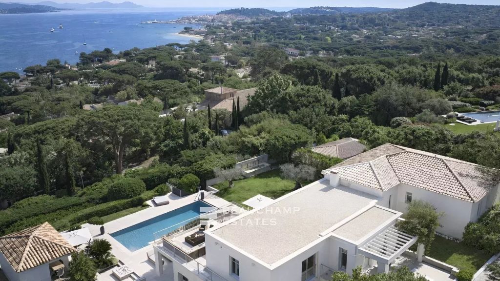 Contemporary villa offering panoramic views over the Bay of Saint-Tropez.