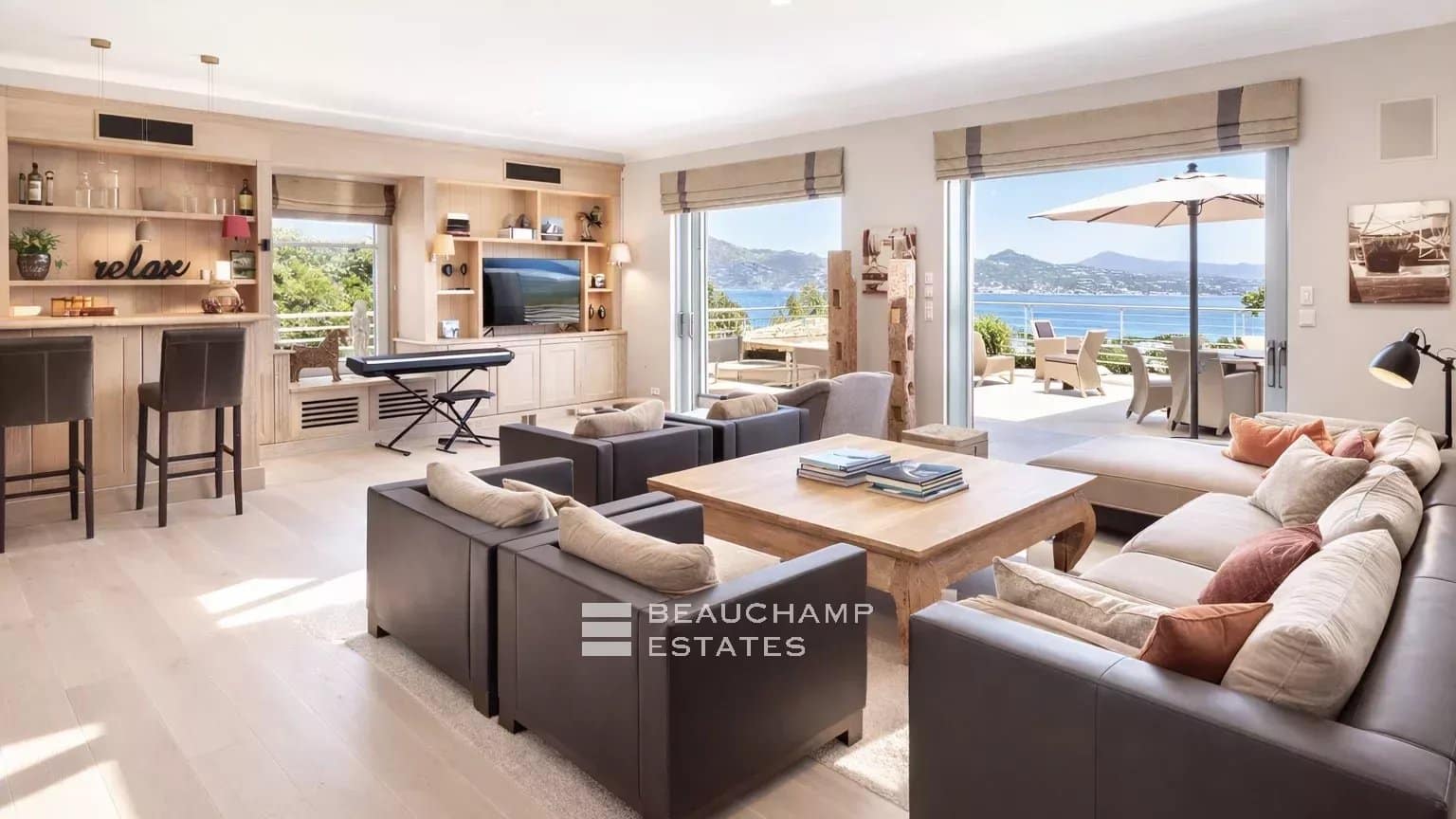 Contemporary villa offering panoramic views over the Bay of Saint-Tropez. Contemporary villa offering panoramic views over the Bay of Saint-Tropez.