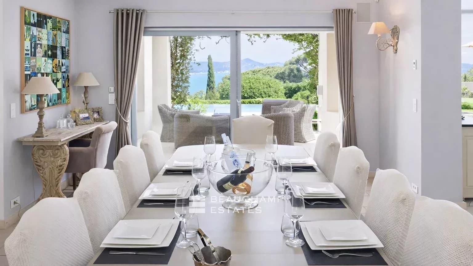 Contemporary villa offering panoramic views over the Bay of Saint-Tropez. Contemporary villa offering panoramic views over the Bay of Saint-Tropez.
