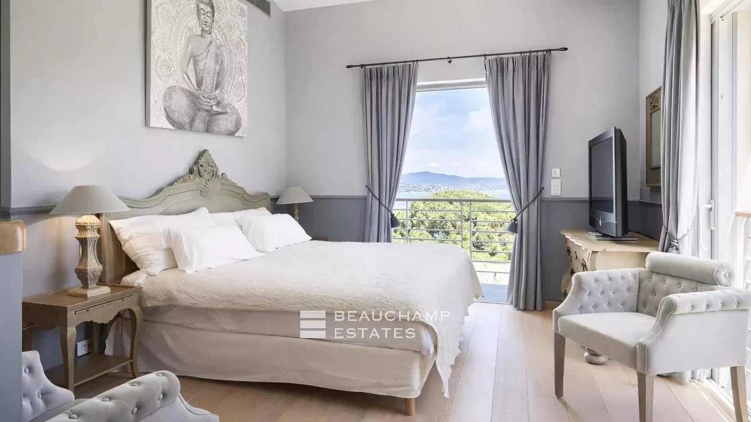 Contemporary villa offering panoramic views over the Bay of Saint-Tropez. Contemporary villa offering panoramic views over the Bay of Saint-Tropez.