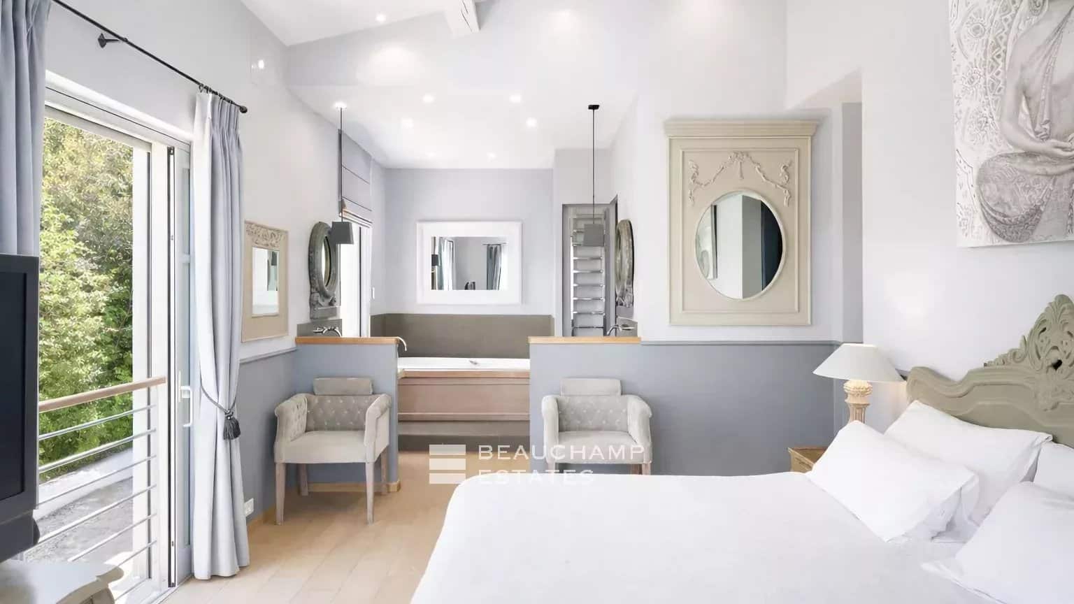 Contemporary villa offering panoramic views over the Bay of Saint-Tropez. Contemporary villa offering panoramic views over the Bay of Saint-Tropez.