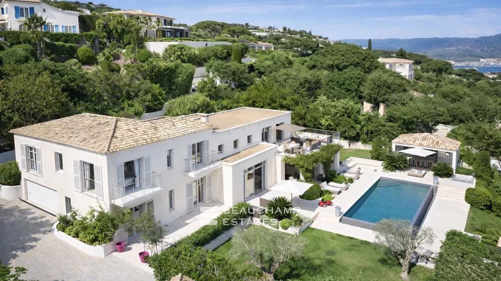 Contemporary villa offering panoramic views over the Bay of Saint-Tropez.
