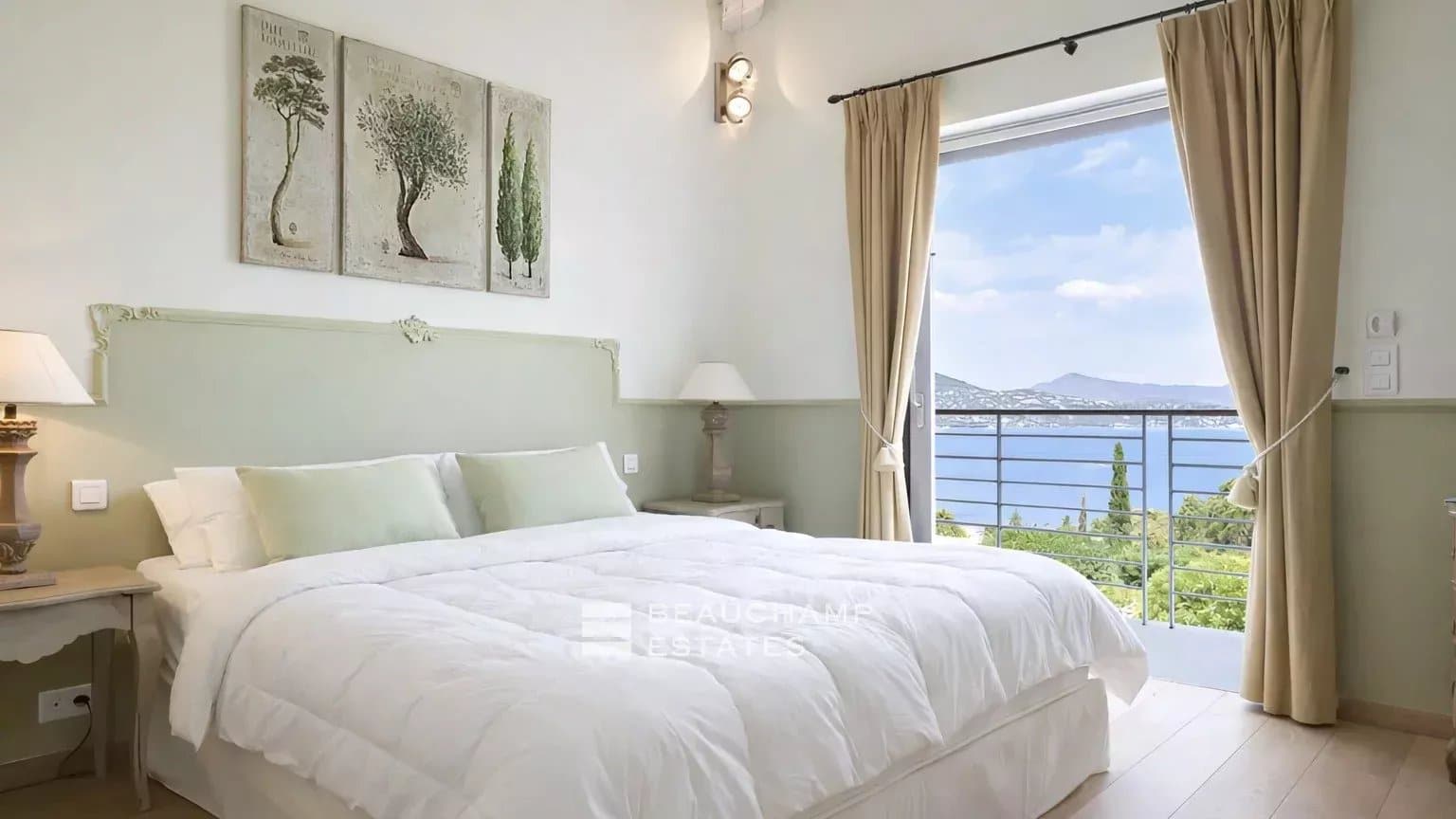 Contemporary villa offering panoramic views over the Bay of Saint-Tropez. Contemporary villa offering panoramic views over the Bay of Saint-Tropez.