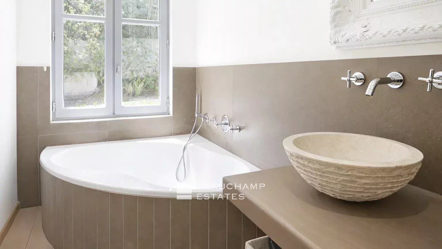 Contemporary villa offering panoramic views over the Bay of Saint-Tropez. Contemporary villa offering panoramic views over the Bay of Saint-Tropez.