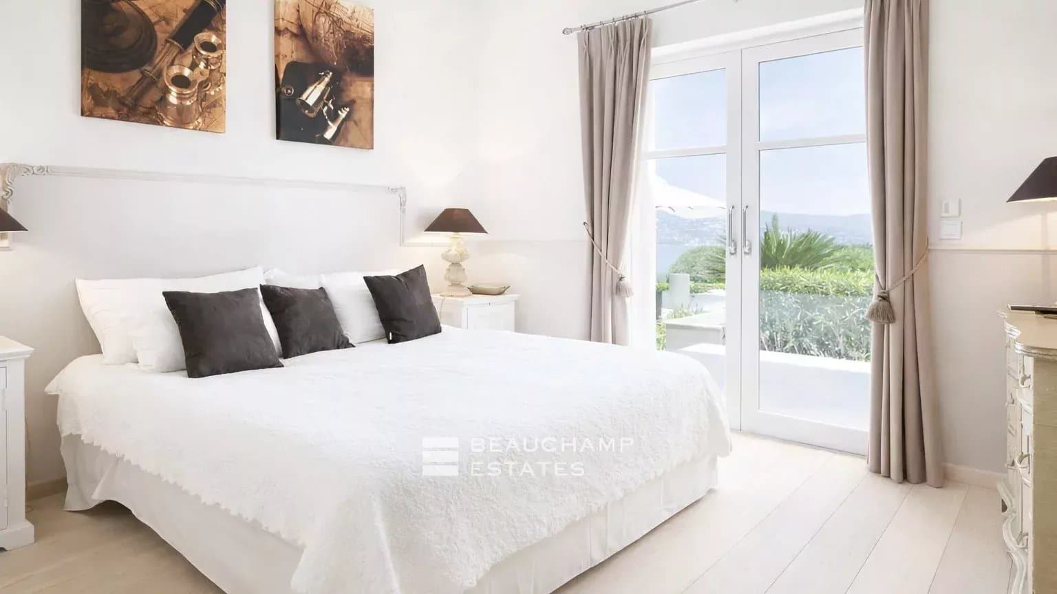 Contemporary villa offering panoramic views over the Bay of Saint-Tropez. Contemporary villa offering panoramic views over the Bay of Saint-Tropez.