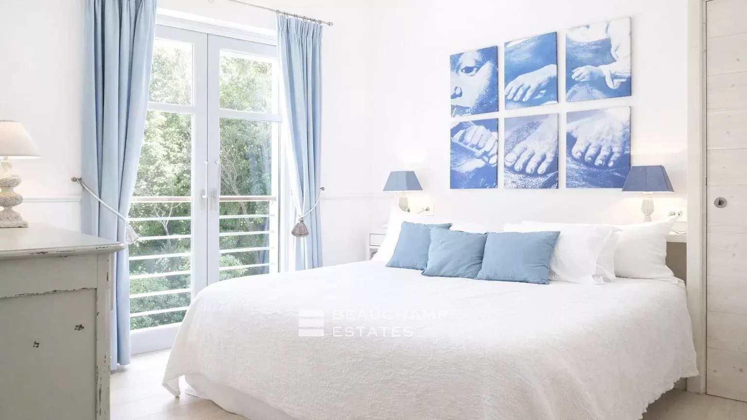 Contemporary villa offering panoramic views over the Bay of Saint-Tropez. Contemporary villa offering panoramic views over the Bay of Saint-Tropez.