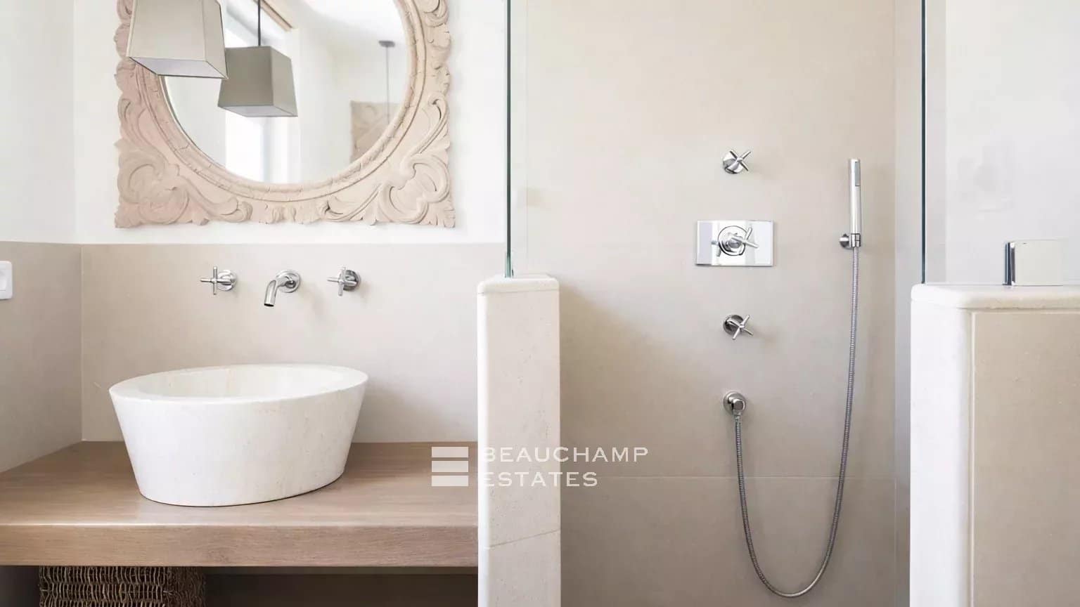 Contemporary villa offering panoramic views over the Bay of Saint-Tropez. Contemporary villa offering panoramic views over the Bay of Saint-Tropez.