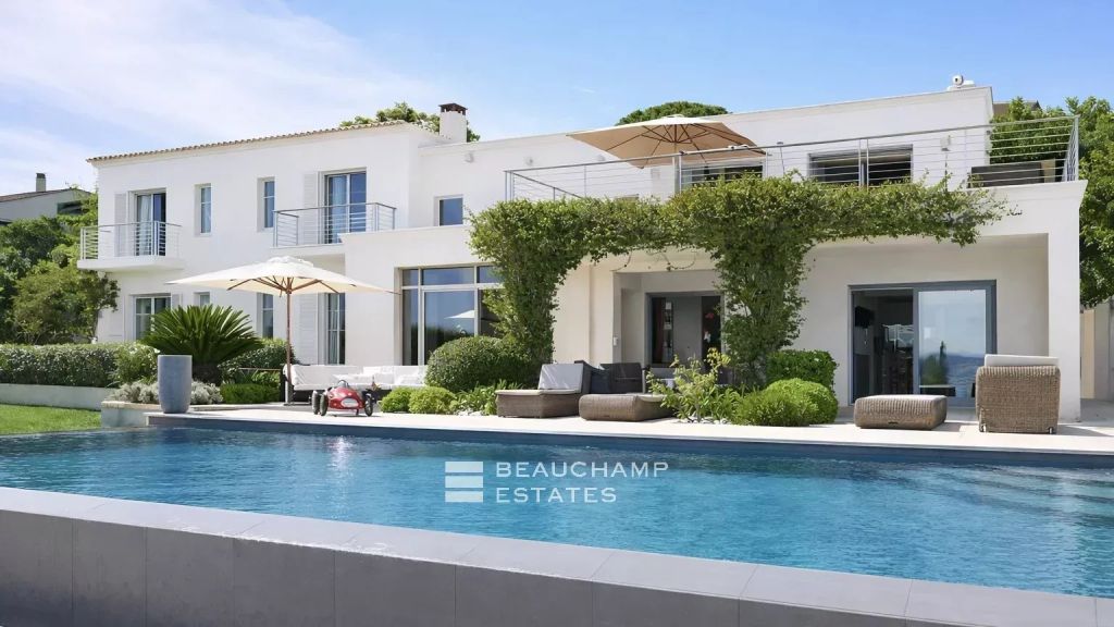 Contemporary villa offering panoramic views over the Bay of Saint-Tropez.