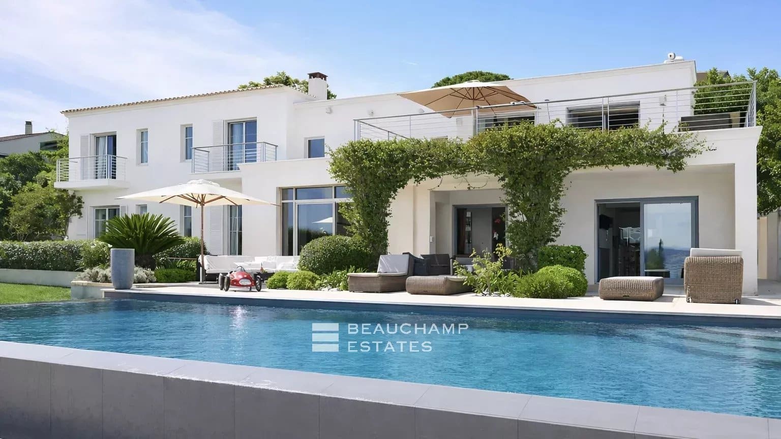 Contemporary villa offering panoramic views over the Bay of Saint-Tropez. Contemporary villa offering panoramic views over the Bay of Saint-Tropez.