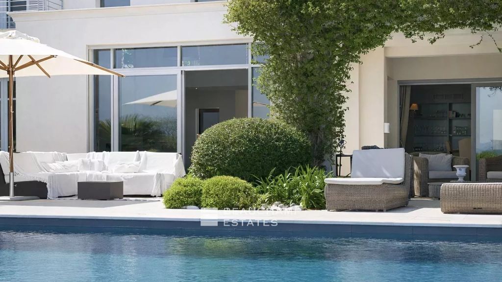 Contemporary villa offering panoramic views over the Bay of Saint-Tropez.