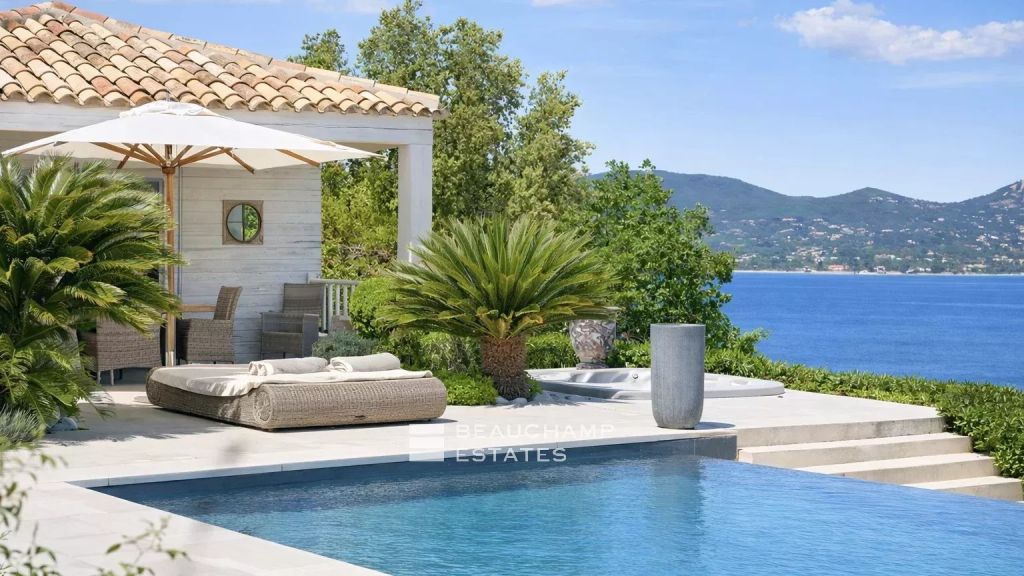 Contemporary villa offering panoramic views over the Bay of Saint-Tropez.