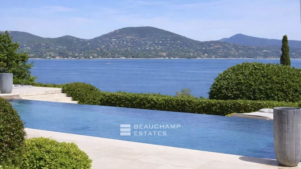 Contemporary villa offering panoramic views over the Bay of Saint-Tropez.