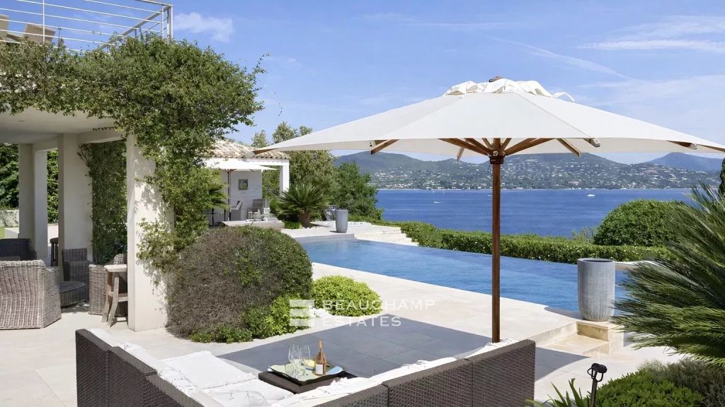 Contemporary villa offering panoramic views over the Bay of Saint-Tropez.