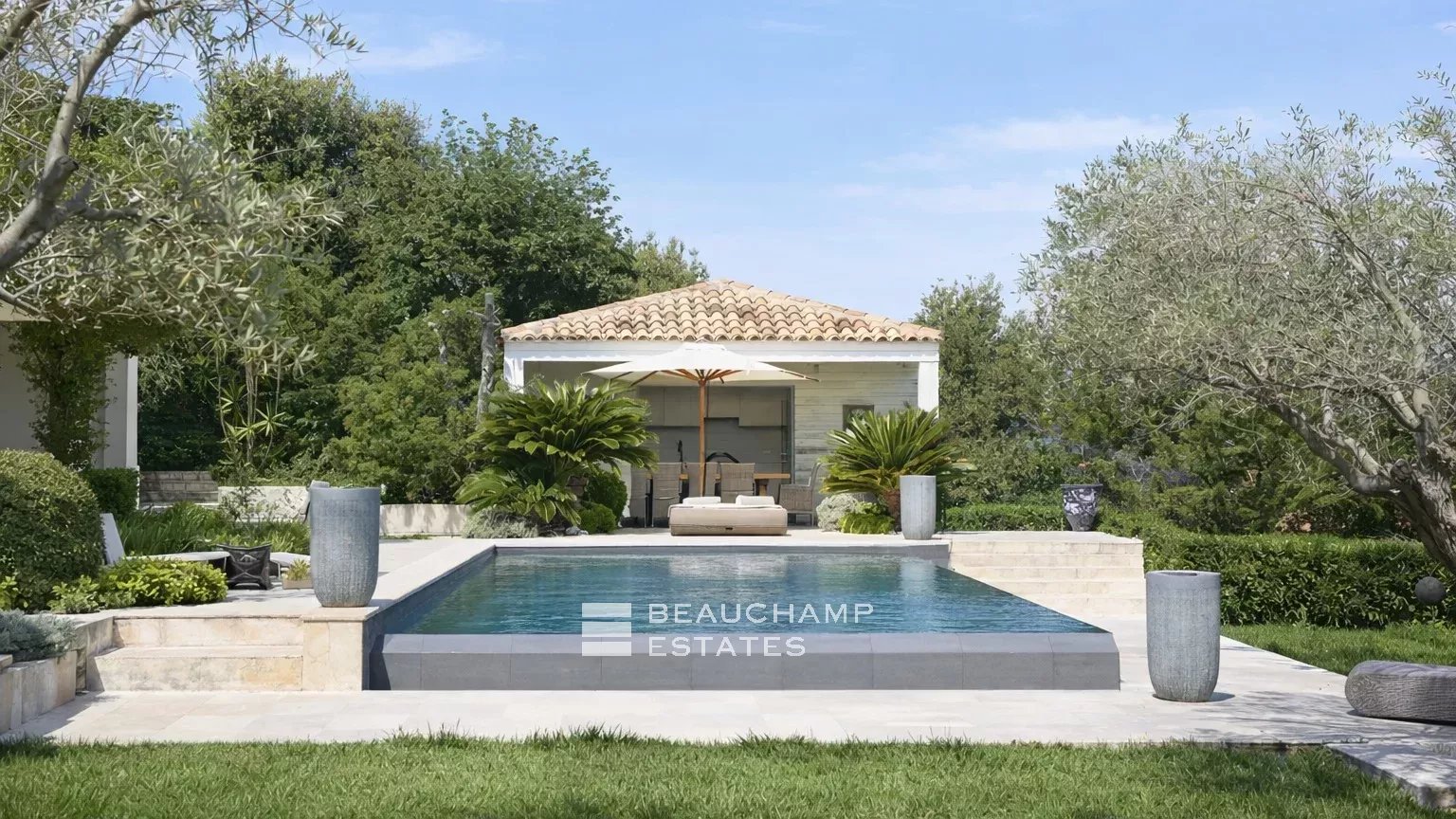 Contemporary villa offering panoramic views over the Bay of Saint-Tropez. Contemporary villa offering panoramic views over the Bay of Saint-Tropez.