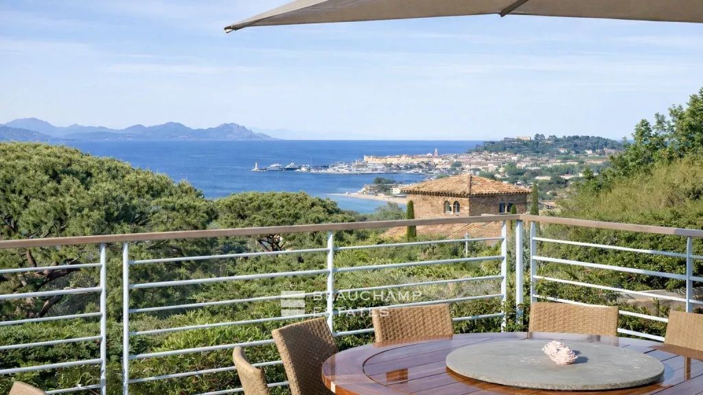 Contemporary villa offering panoramic views over the Bay of Saint-Tropez.
