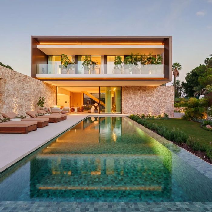 Contemporary Villa Surrounded by Nature