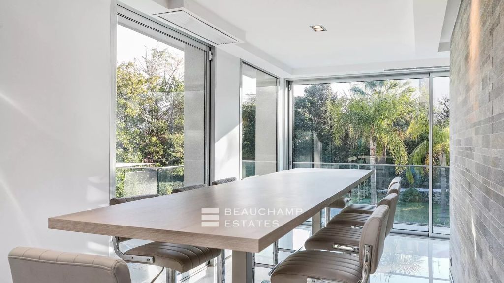 Contemporary Villa with 5 bedrooms