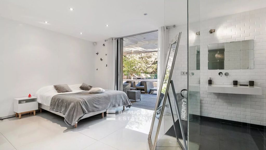 Contemporary Villa with 5 bedrooms