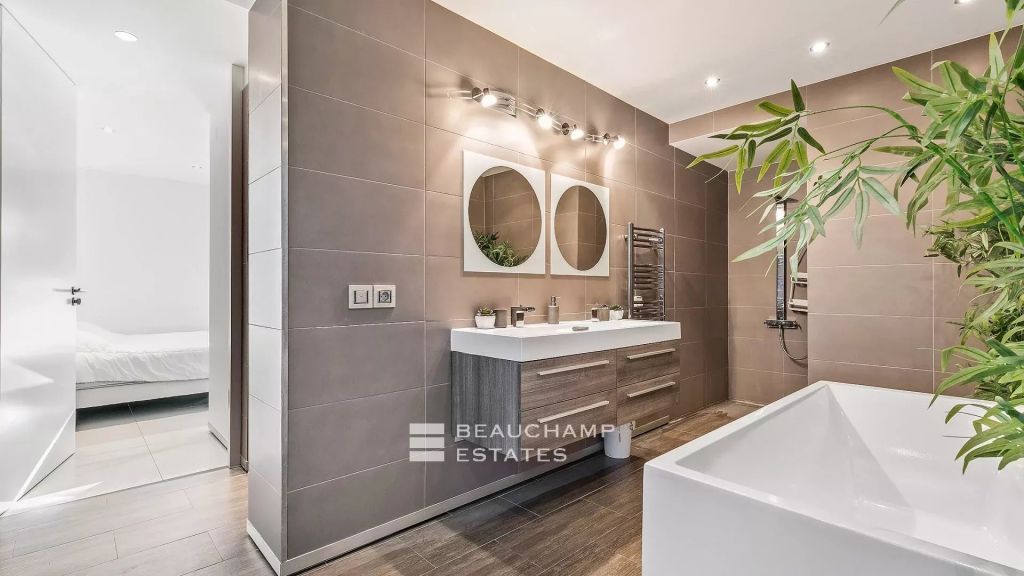 Contemporary Villa with 5 bedrooms