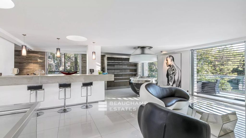 Contemporary Villa with 5 bedrooms