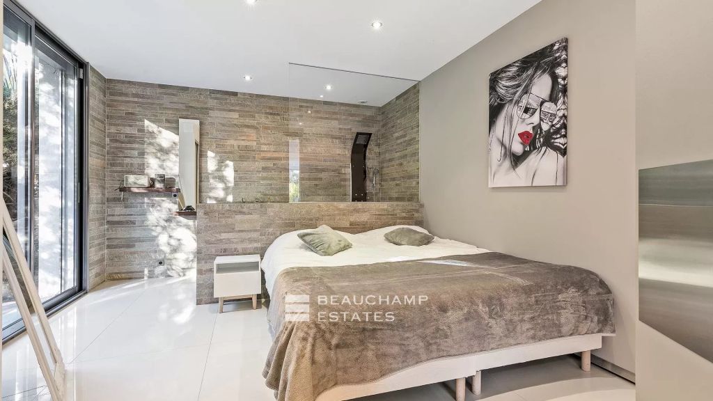 Contemporary Villa with 5 bedrooms