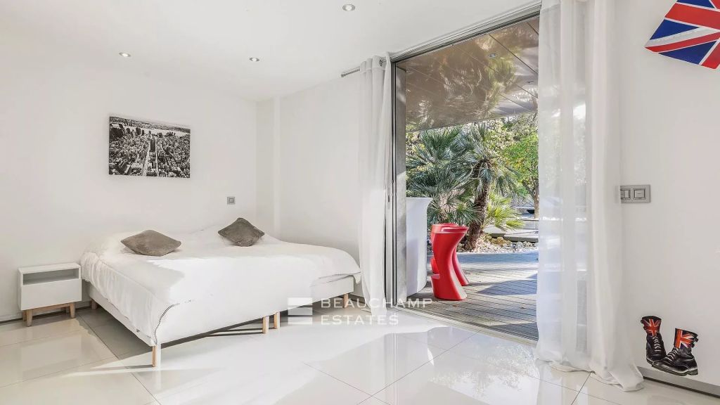 Contemporary Villa with 5 bedrooms