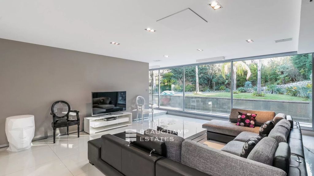 Contemporary Villa with 5 bedrooms