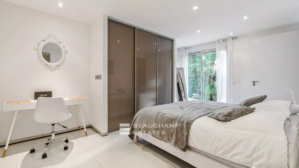 Contemporary Villa with 5 bedrooms