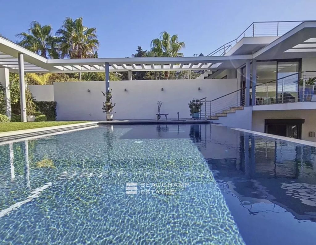 Contemporary Villa with Panoramic Sea View