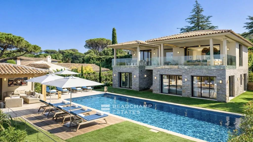 Contemporary villa with sea view just minutes from the town center of Saint-Tropez