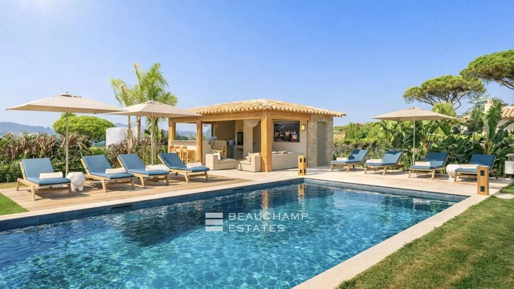 Contemporary villa with sea view just minutes from the town center of Saint-Tropez