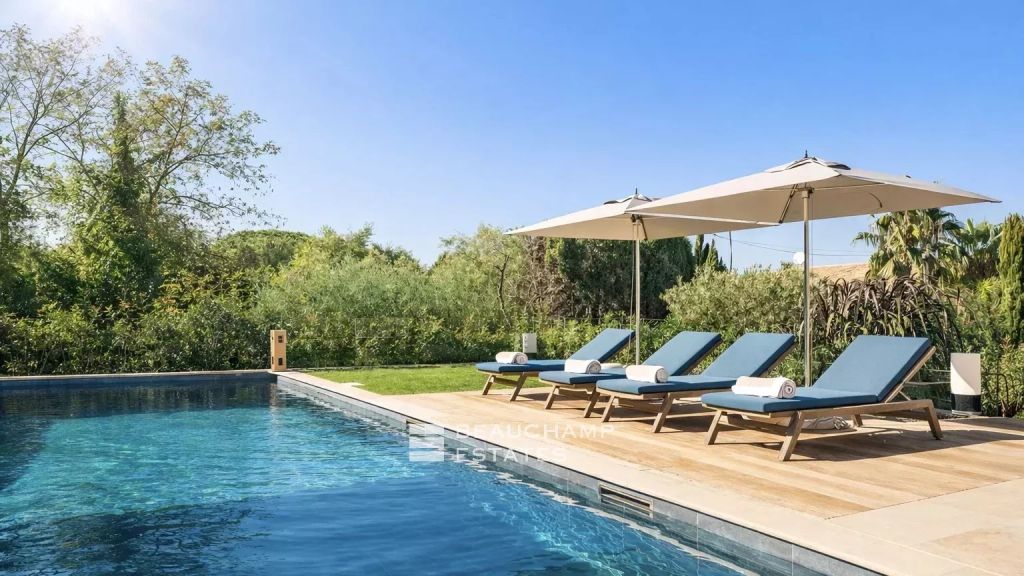Contemporary villa with sea view just minutes from the town center of Saint-Tropez